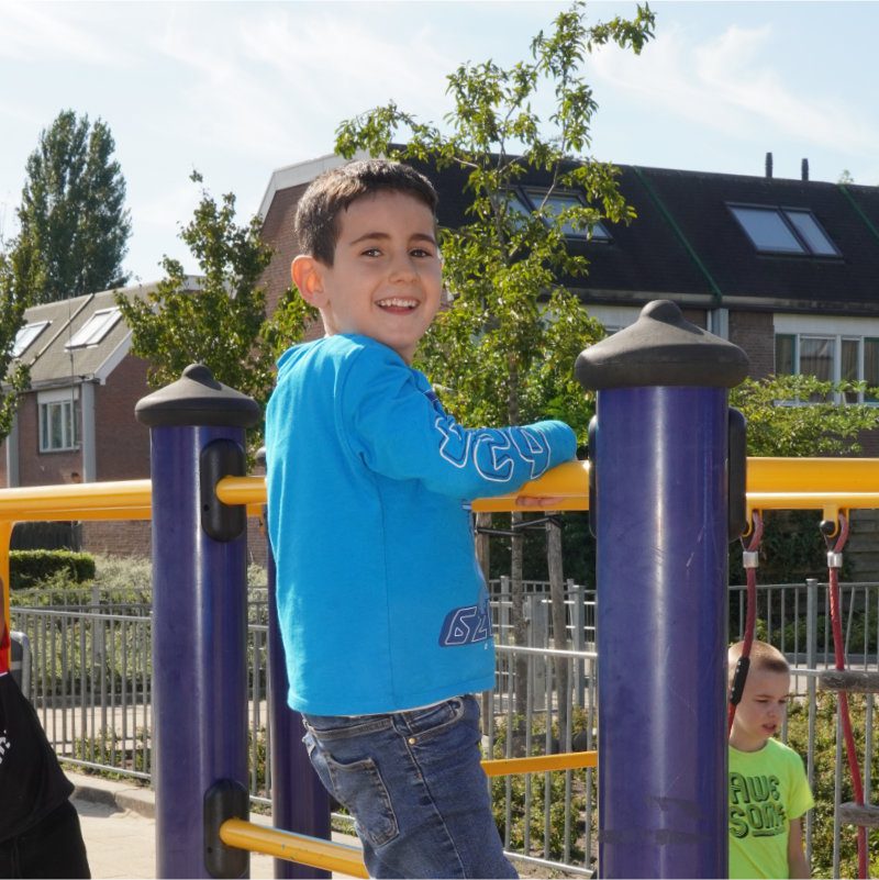 Kinderen spelen buiten op het plein van SBO De Horizon Zoetermeer