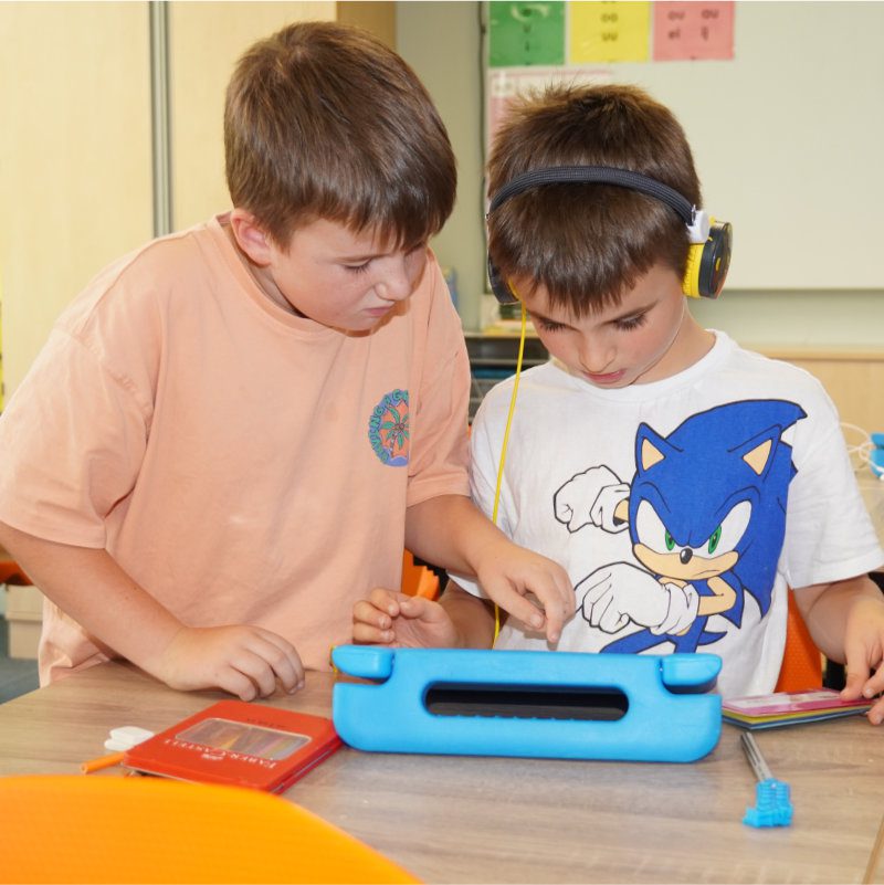 Leerlingen werken met iPad tijdens de les op SBO De Horizon